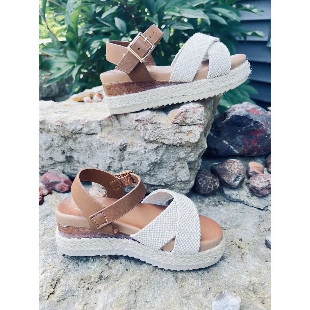 Hot Cakes Girls Stretchy Sandals ****ORDER A SIZE LARGER *****Toddler Size 10